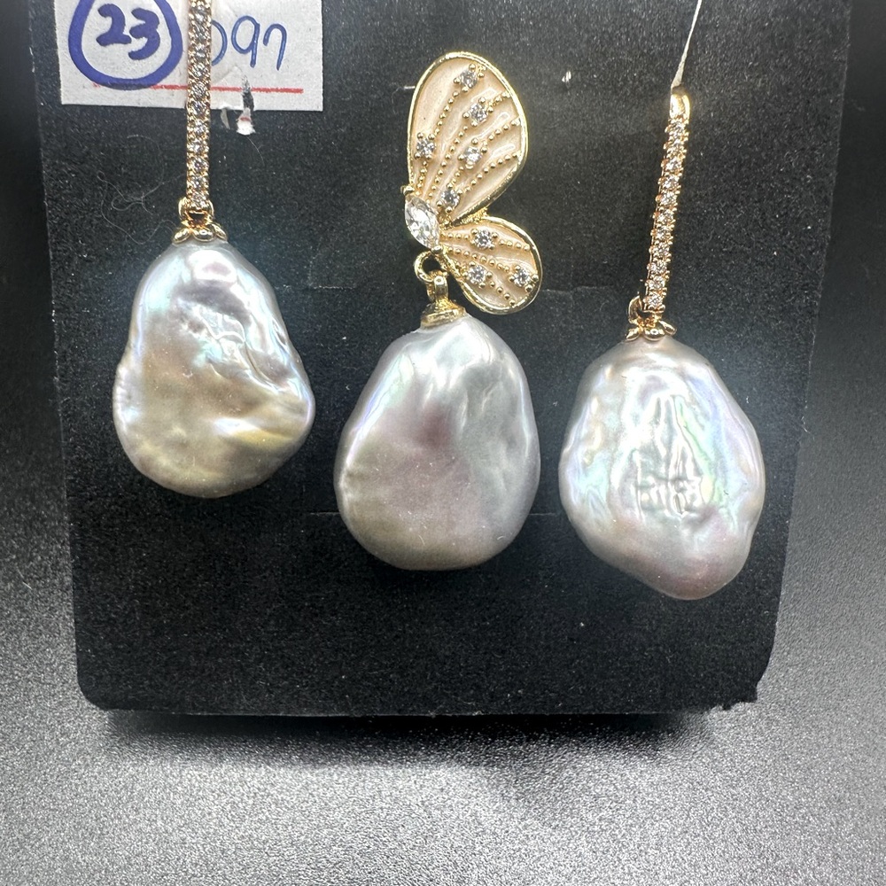 Keshi pearl set of earrings and pendant